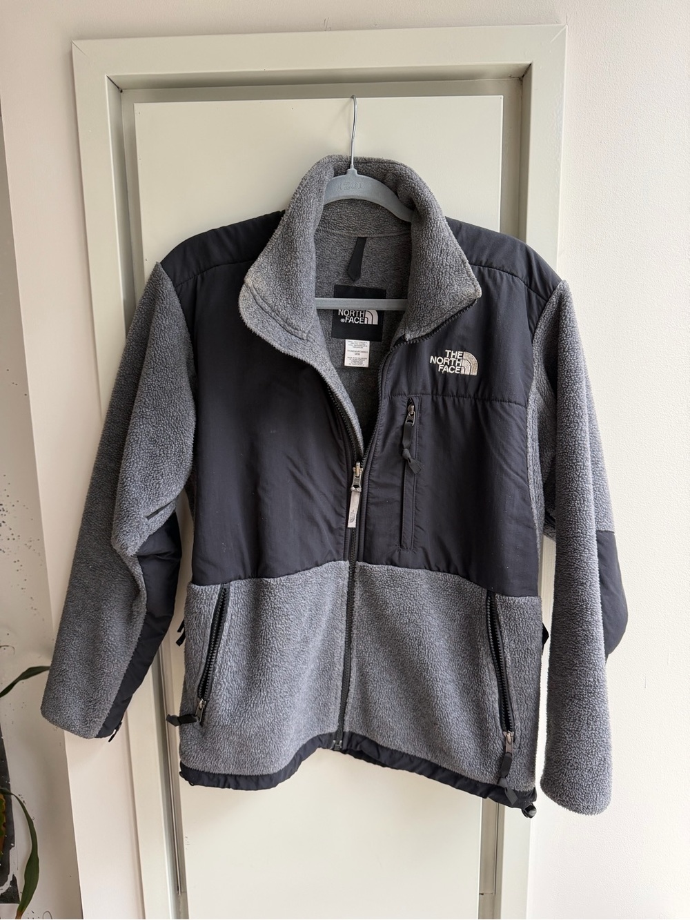 The North Face Denali Two-Tone Gray Fleece Jacket with Black Panels - Picture 3 of 3